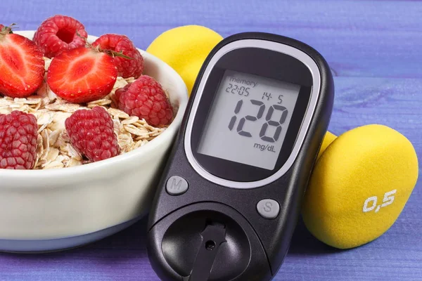 Glucometer, copos de avena con frutas y mancuernas, concepto de diabetes y estilo de vida saludable — Foto de Stock