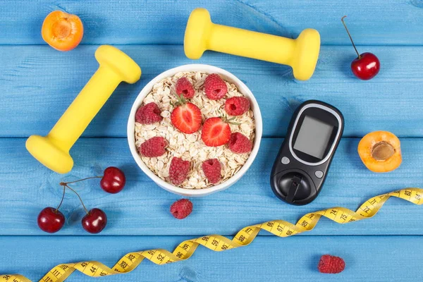血糖仪，厘米，糖尿病，概念与水果、 哑铃片、 燕麦减肥和健康的生活方式 — 图库照片