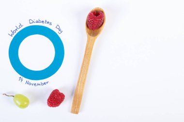 Dünya Diyabet Günü ve sembolü taze ahududu, kopya alanı üzerinde beyaz metin için