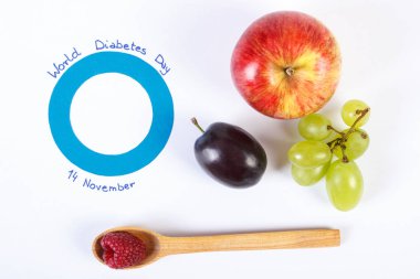 Dünya Diyabet Günü ve beyaz zemin üzerine taze meyve sembolü