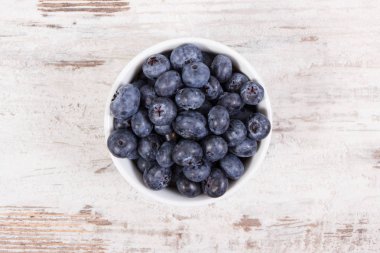 Doğal mineral, sağlıklı tatlı kavramı içeren taze olgun yaban mersini