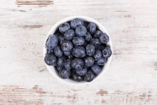 Doğal mineral, sağlıklı tatlı kavramı içeren taze olgun yaban mersini