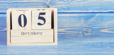 Vintage Fotoğraf, 5 Ekim. Tarihi ahşap küp takvim üzerinde 5 Ekim