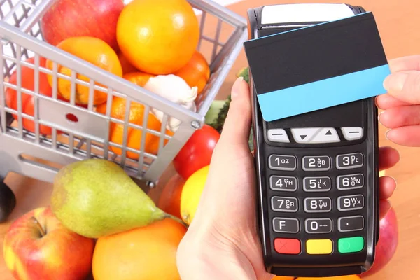 Πληρωμή τερματικό με ανέπαφη πιστωτική κάρτα και φρούτα και λαχανικά — Φωτογραφία Αρχείου