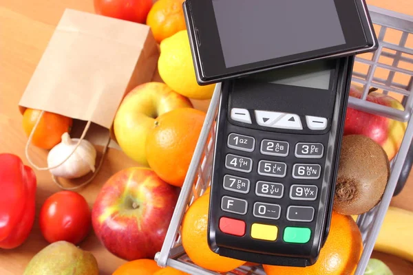 Πληρωμή τερματικού και κινητό τηλέφωνο με τεχνολογία Nfc, φρούτα και λαχανικά — Φωτογραφία Αρχείου