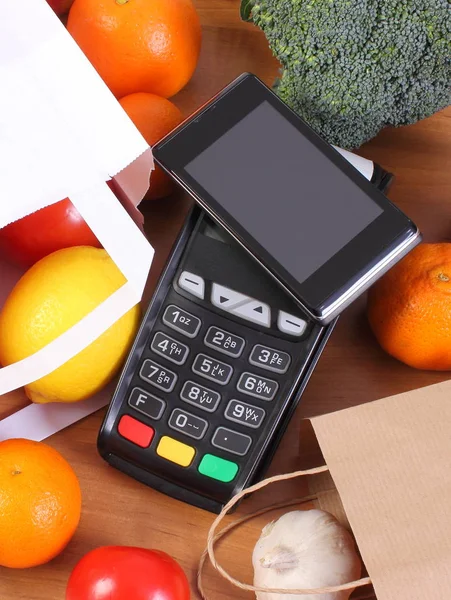 Платіжний термінал і мобільний телефон з Nfc технології, фрукти та овочі — стокове фото