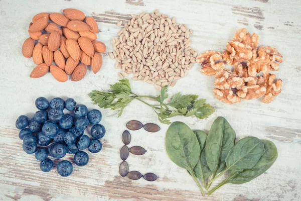 Vintage photo, ingrediënten met vitamine E, natuurlijke mineralen en voedingsvezels, gezonde voeding — Stockfoto