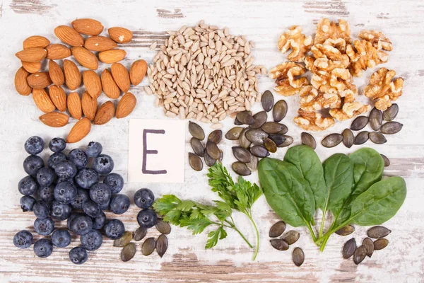 Produse și ingrediente care conțin vitamina E și fibre dietetice, concept nutrițional sănătos — Fotografie, imagine de stoc