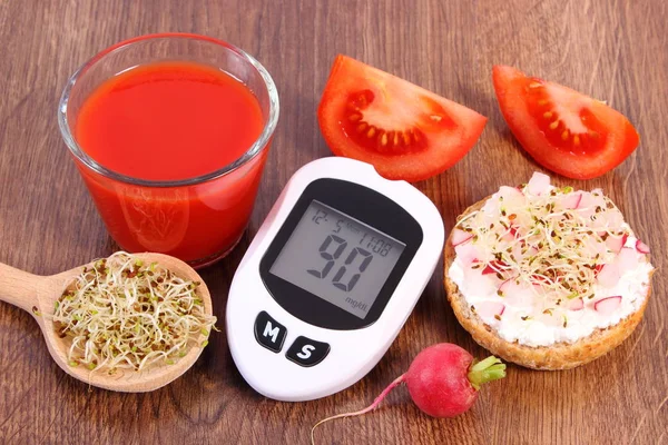 Medidor de glucosa con resultado de nivel de azúcar, sándwich recién hecho con verduras, jugo de tomate — Foto de Stock