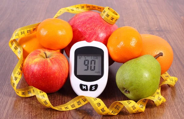 Glucose meter with tape measure and fresh fruits, diabetes, healthy nutrition and slimming concept — Stock Photo, Image