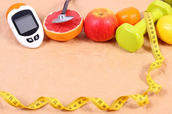 Medidor de glucosa, estetoscopio, centímetros y frutas frescas, diabetes, concepto de estilos de vida saludables —  Fotos de Stock