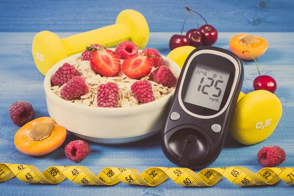 Glucosímetro, avena fresca con frutas, centímetros y mancuernas, concepto de control del nivel de azúcar durante la diabetes — Foto de Stock