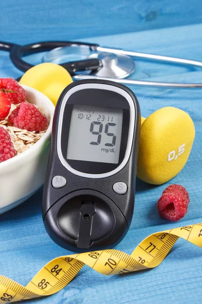Medidor de glucosa, avena fresca con frutas, centímetros y mancuernas, concepto de control del nivel de azúcar durante la diabetes —  Fotos de Stock