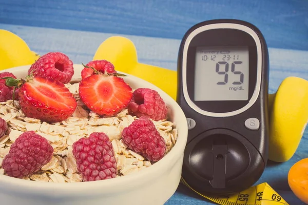 Vintage Fotoğraf, şekerini, yulaf ezmesi meyve ve halter, diyabet ve sağlıklı yaşam kontrol etmek için şeker ölçüm