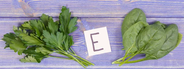 Szpinak i pietruszka zawierające witaminę E, minerały i błonnik, zdrowe odżywianie — Zdjęcie stockowe