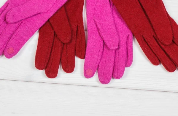 Guantes coloridos para mujer en tablas blancas, ropa para otoño o invierno — Foto de Stock