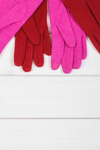 Guanti femminili colorati su tavole, abbigliamento per l'autunno o l'inverno, copiare spazio per il testo — Foto Stock