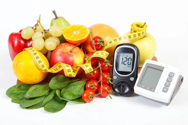 Glucomètre pour vérifier le taux de sucre, tensiomètre, fruits avec légumes et centimètre — Photo