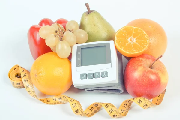 血圧モニターは、熟したフルーツ野菜とセンチ、健康的なライフ スタイル — ストック写真