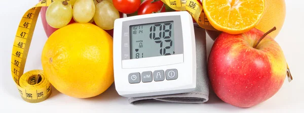 血圧測定、センチメートル、ヘルシー野菜と新鮮な熟した果実の結果で — ストック写真