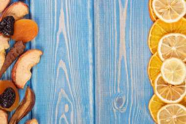 Çerçeve Komposto kurutulmuş meyvelerin kopya alanı metin eski mavi panoları için hazırlanması için malzemeler