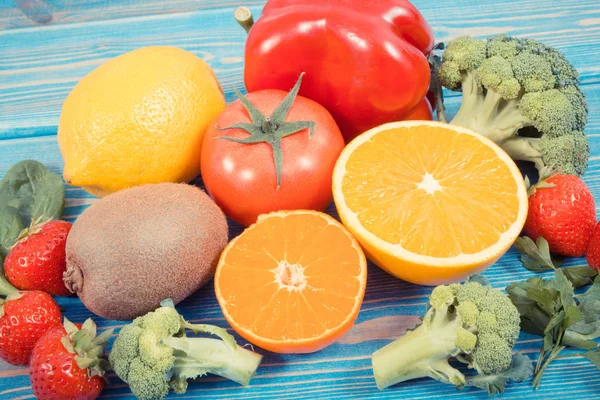 Groenten en fruit met vitamine C en mineralen, gezonde levensstijl en voeding concept — Stockfoto