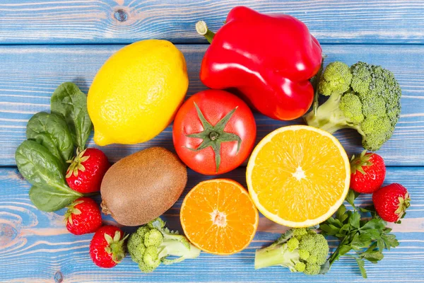 Friss gyümölcsöket és zöldségeket tartalmazó C-vitamin, erősíti az immunitást és egészséges ételek fogalmát — Stock Fotó