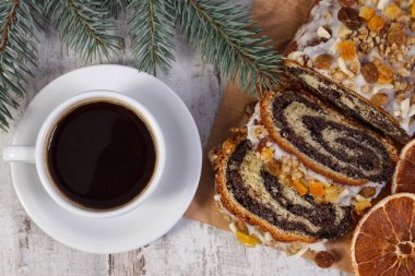 Haşhaş tohumu kek, fincan kahve ve çam dalları, tatlı Noel zamanı için