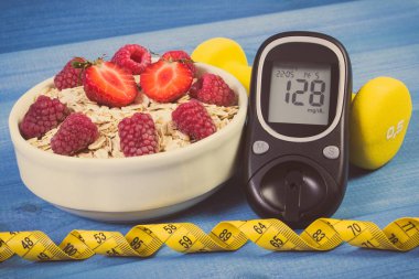 Şeker Ölçüm, taze yulaf ezmesi meyve, santimetre ve halter, sırasında diyabet şeker seviyesini kontrol kavramı