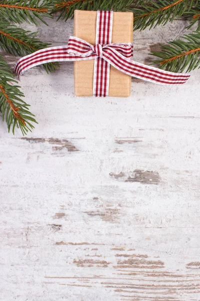Svept gåva och spruce grenar till jul eller Valentines, kopia utrymme för text rustika ombord — Stockfoto