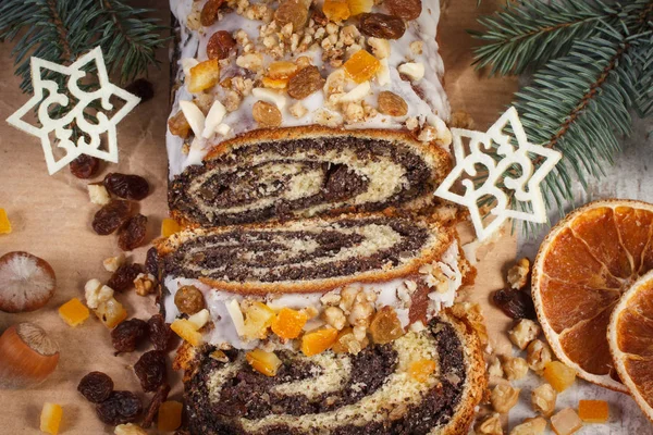 Ev yapımı haşhaş tohumu pasta ve Ladin dalları, tatlı Noel dekorasyonu ile