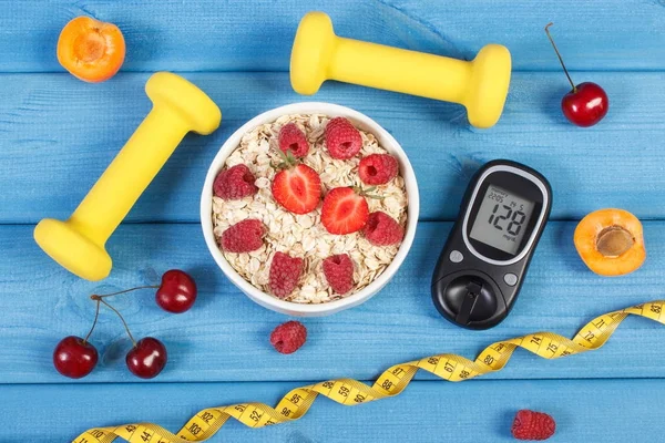 血糖仪用于检测血糖水平，麦片粥水果、 厘米和哑铃、 糖尿病和健康的生活方式 — 图库照片