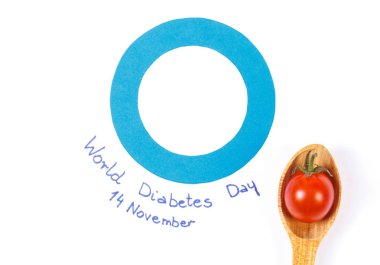 Diyabet ve kaşık, sağlıklı beslenme kavramı üzerinde ripe domates mücadele sembolü olarak mavi daire