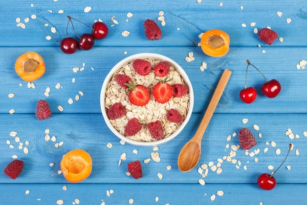 Farinha de aveia com frutas e flocos de aveia, estilo de vida saudável e conceito de nutrição — Fotografia de Stock