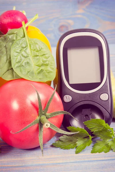 Date 14 novembre, glycomètre pour vérifier le taux de sucre et les légumes, journée mondiale du diabète et concept de lutte contre les maladies — Photo