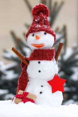 Kar kardan adam iğne yapraklı ağaç arka plan üzerinde Noel hediyesi ile kaplı