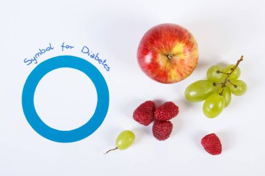 Dünya Diyabet Günü ve beyaz arka plan, sağlık kavramı üzerinde taze olgunlaşmış meyve sembolü
