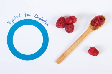 Taze Ahududu ve diyabet, sağlık kavramı mücadelede sembolü olarak mavi daire