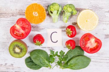 Meyve ve sebze gibi C vitamini kaynakları, diyet lifi ve mineraller, dokunulmazlık kavramı güçlendirilmesi