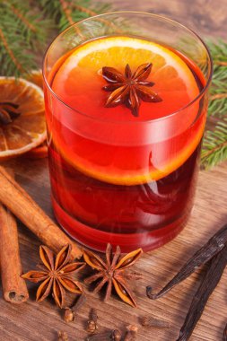 Noel veya kış akşam ve çam dalları için mulled şarap