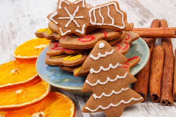 Pan de jengibre decorado o galletas de Navidad con especias — Foto de Stock