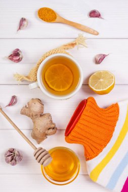 Sıcak su şişesi, sıcak çay ve hazırlık ısınma içecek için malzemeler