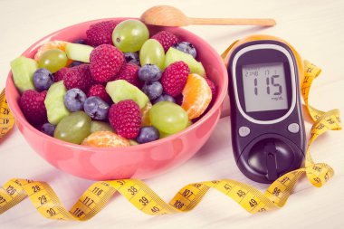 Vintage Fotoğraf, taze meyve salatası, Şeker Ölçüm ve santimetre, diyabet kavramı