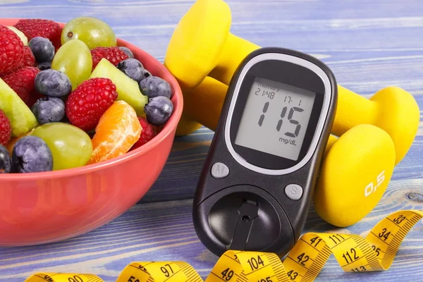 Salada de frutas frescas, glicosímetro, centímetro e halteres, diabetes, estilo de vida saudável e conceito de nutrição — Fotografia de Stock