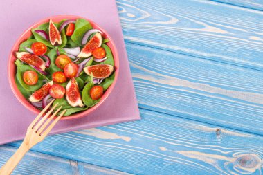 Meyve ve sebze salatası ahşap çatal, sağlıklı beslenme, kavramı ile mavi kurullarında metin için yer kopyalayın