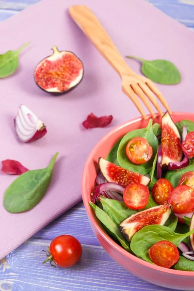 Salada de frutas e vegetais preparada com garfo de madeira, conceito de estilo de vida saudável e nutrição — Fotografia de Stock