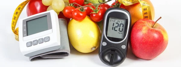 Glucometer、血圧モニター、センチメートル、医療概念と野菜果物 — ストック写真
