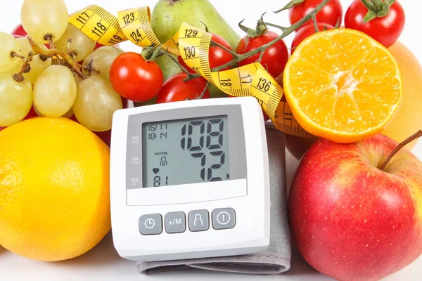 血圧測定、センチメートルと野菜果物の結果で — ストック写真