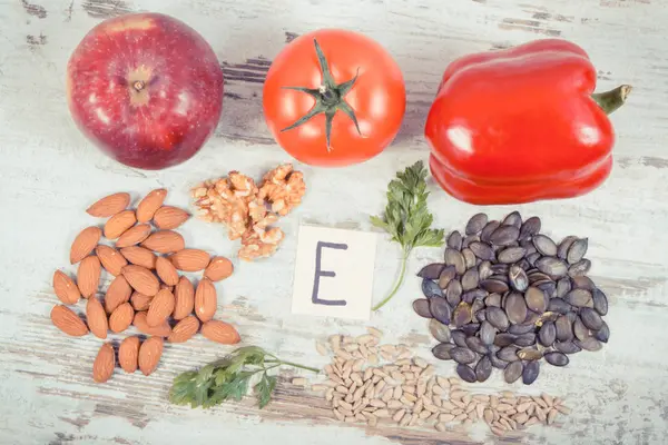 Ročník fotografické, produkty a přísady obsahující vitamin E a dietní vlákniny, koncept zdravé výživy — Stock fotografie