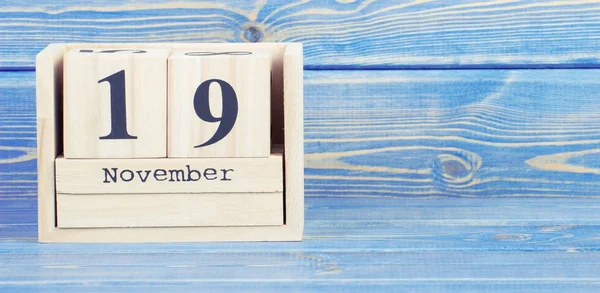 Archiwalne zdjęcie, 19 listopada. Dnia 19 listopada na kalendarz drewniany Kubik — Zdjęcie stockowe